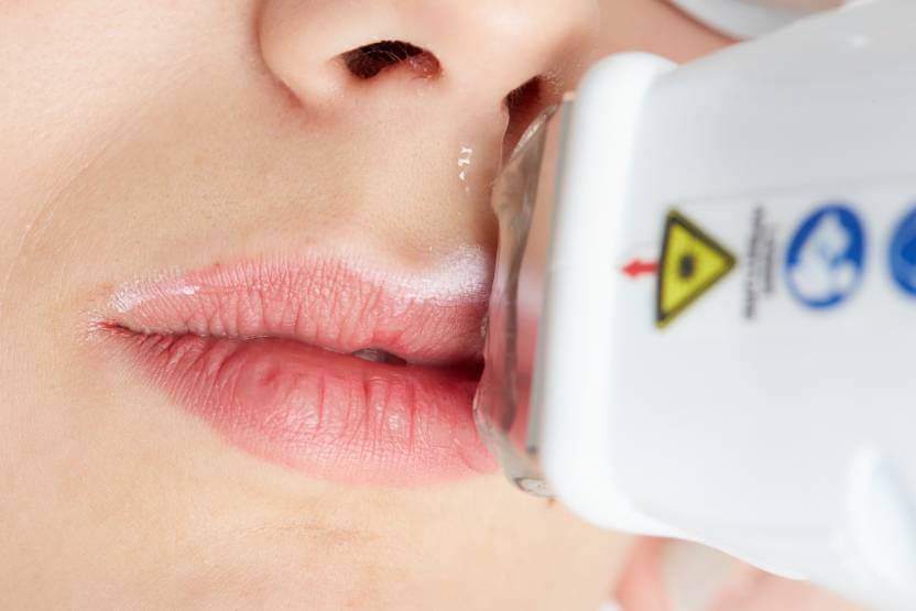 część twarzy kobiety z nosem i ustami podczas zabiegu depilacji laserowej