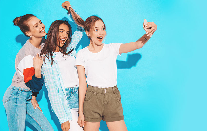 Wesołe dziewczyny pozują do selfie